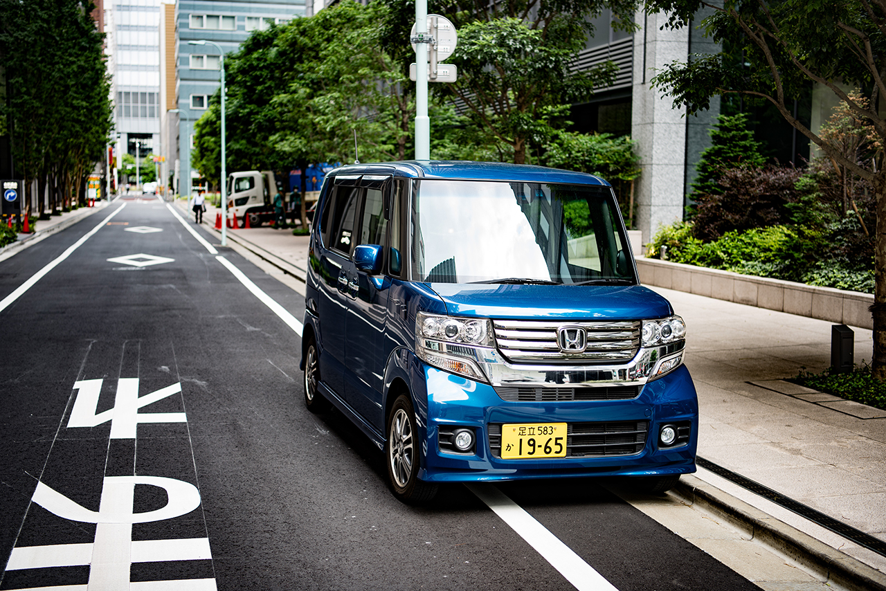 路上駐車する青い軽自動車