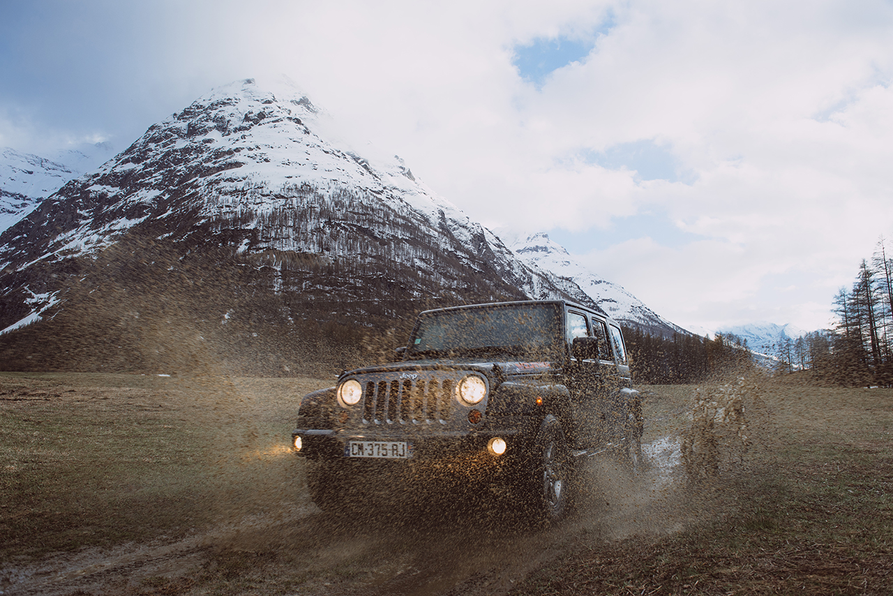 山道を走るJEEP